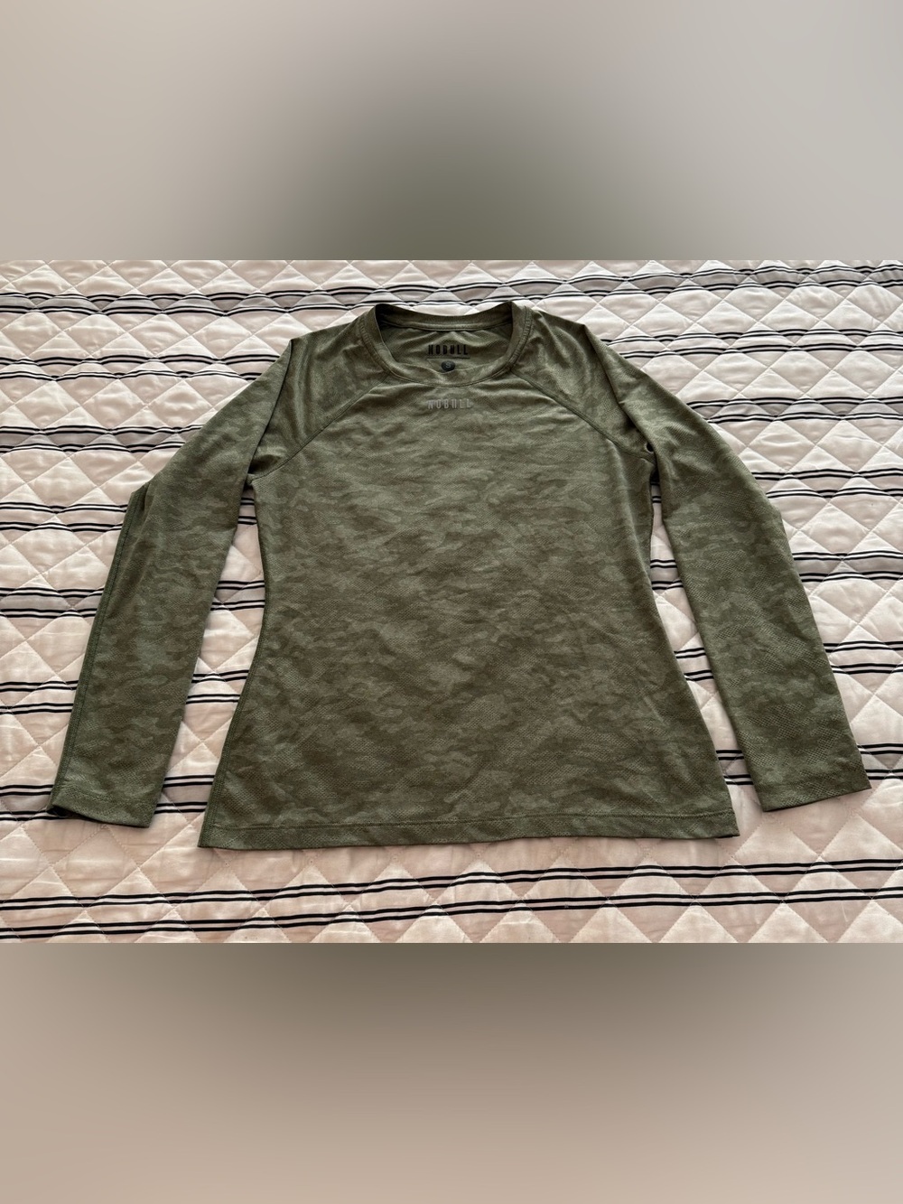 NoBull Training Long Sleeve Shirt Men’s Small Green Jacquard Camo Gym Workout